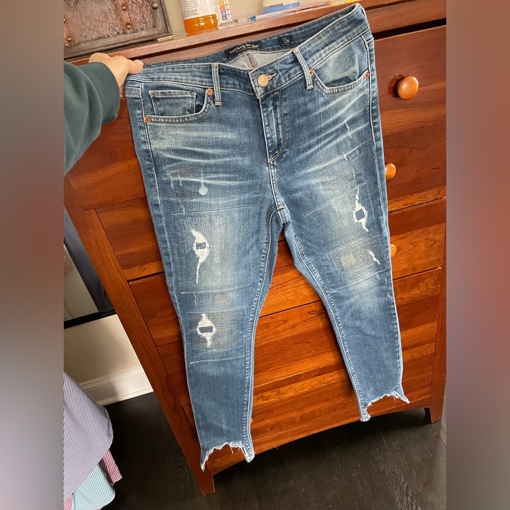 Lucky jeans ripped bottom size 6/28
Dry cleaned!